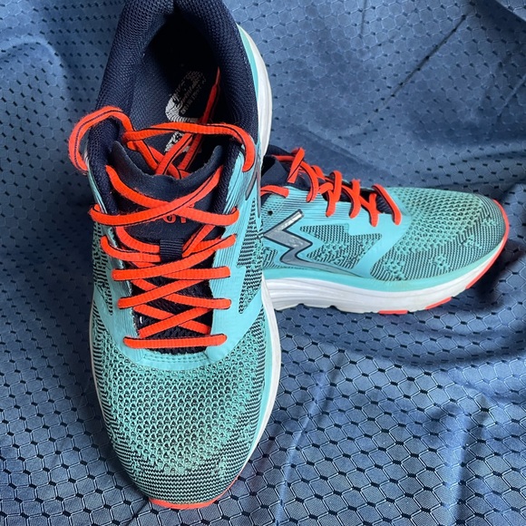 Sneakers - Picture 7 of 8